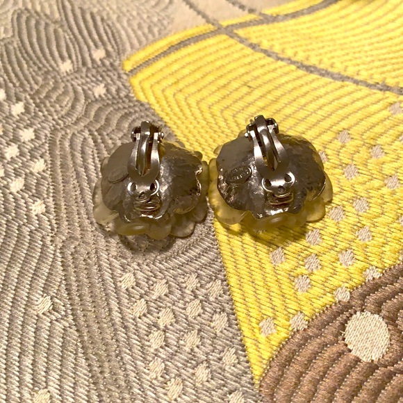 Flower Clip On Earrings & Shell Imitation Bracelet - Picture 3 of 4